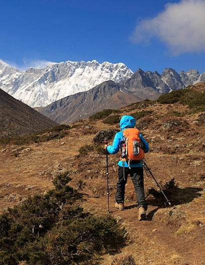 22 Rookie Mistakes New Backpackers Make and How To Avoid Them 9 backpacking mistakes no trekking poles 1