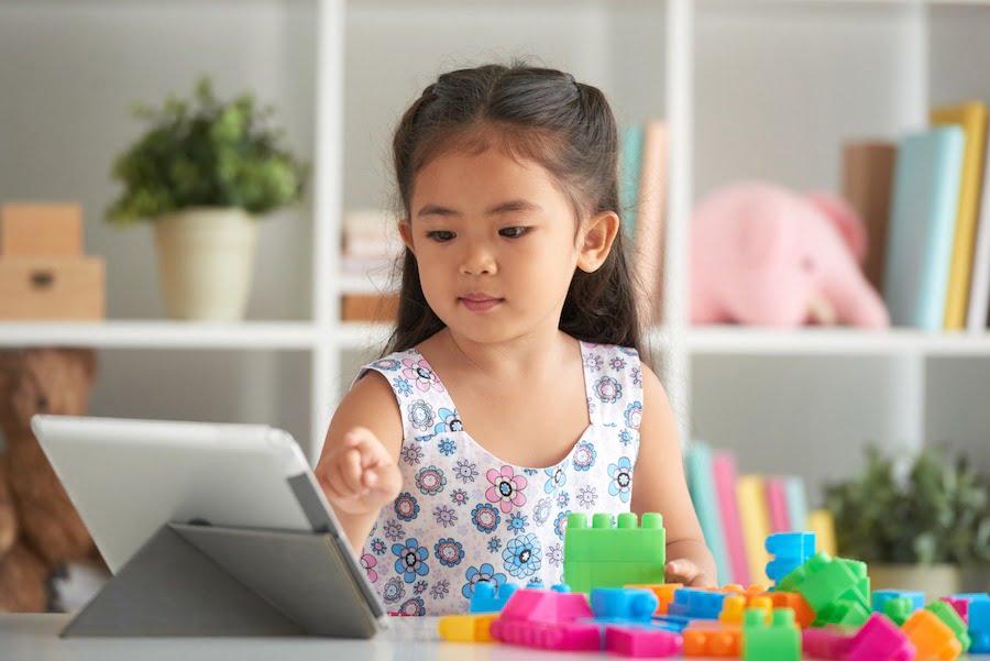 VIPKID Review: Is it Worth it & How much it Pays? 2 little Chinese girl taking an English lesson online with VIPKID